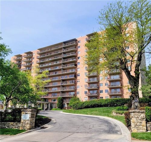 210-211-4550 Warwick Blvd, Kansas City, MO, 64111-1825 | Card Image