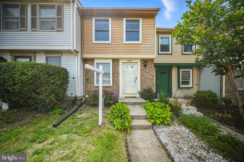 8282 Crestmont Cir, SPRINGFIELD, VA, 22153-3825 | Card Image