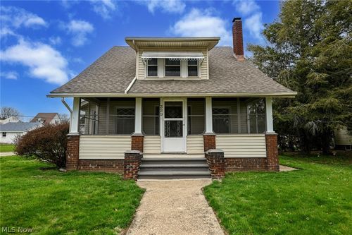 329 Redwood St Sw, Beach City, OH, 44608-9591 | Card Image