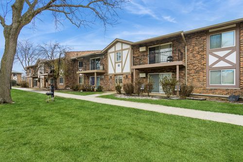 10-204-9S025 Lake Drive, Willowbrook, IL, 60527 | Card Image