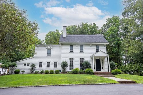 592 Landing Ave, Smithtown, NY, 11787-1106 | Card Image