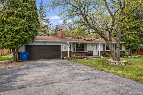 7192 Torrey Rd, Swartz Creek, MI, 48473-8812 | Card Image