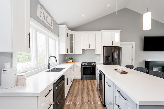 27 Leisure Crt, House other with 3 bedrooms, 1 bathrooms and 4 parking in Coldwater ON | Image 4