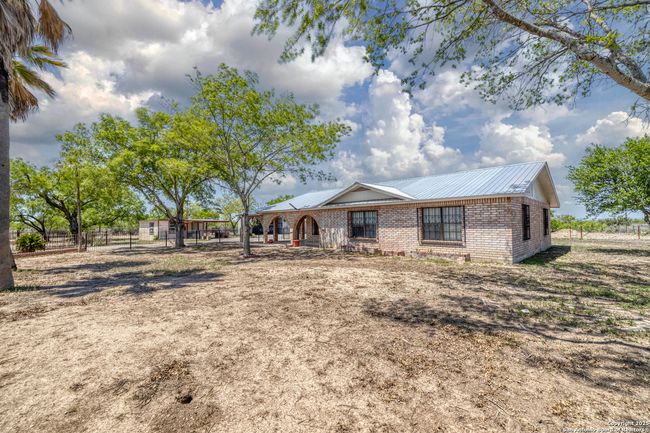 1390 Windmill Rd, House other with 2 bedrooms, 2 bathrooms and null parking in Uvalde TX | Image 21
