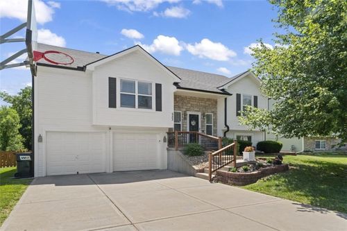 523 Hillbrook Dr, Lansing, KS, 66043-1733 | Card Image