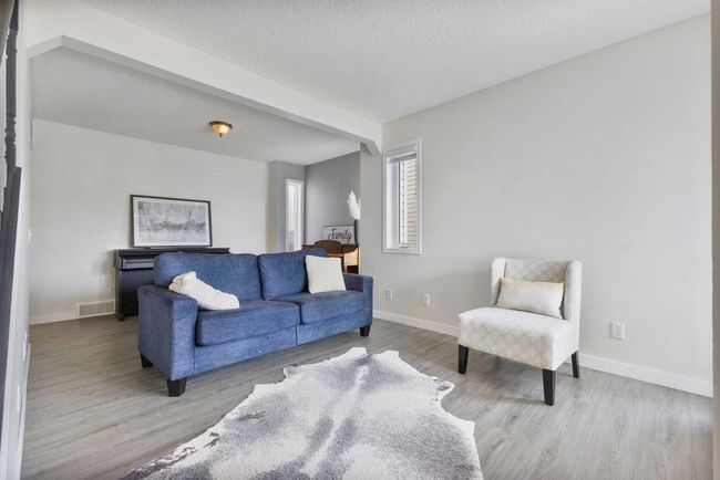 18 Mt Selkirk Place Se, House other with 5 bedrooms, 3 bathrooms and 4 parking in Calgary AB | Image 6