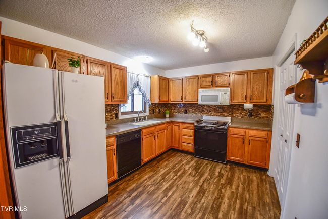 Kitchen | Image 15