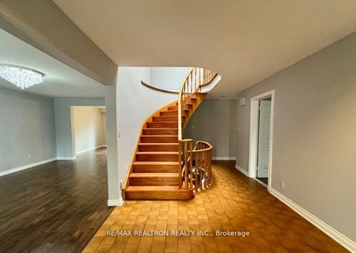23 Lawnview Dr, North York, ON, M2N5J9 | Card Image