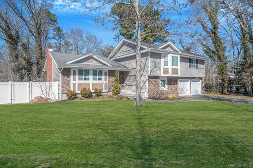 17 Rolling Hills Dr, Ridge, NY, 11961-2307 | Card Image