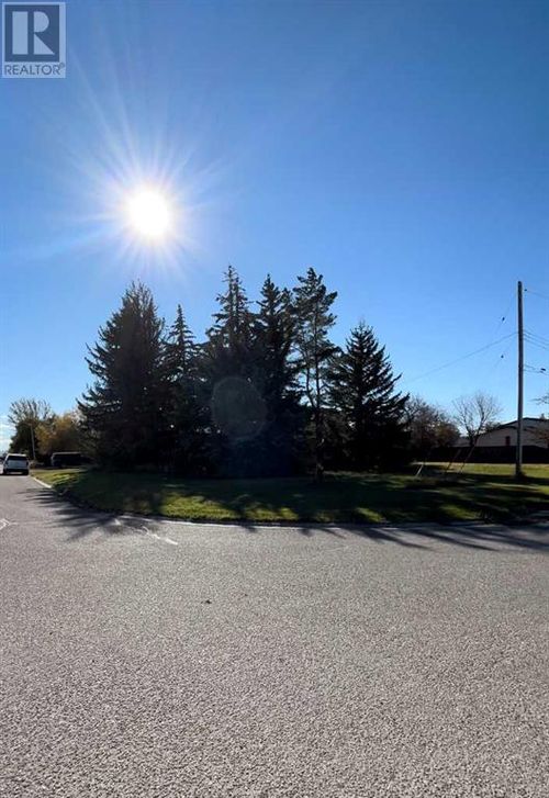 114 300 St East, Raymond, AB, T0K2S0 | Card Image