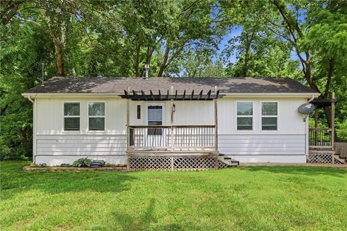 921 E 4th St, Tonganoxie, KS, 66086-9685 | Card Image