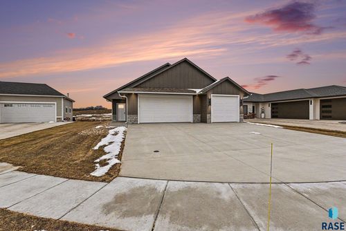 205 N Wildcat Dr, Sioux Falls, SD, 57110-6315 | Card Image