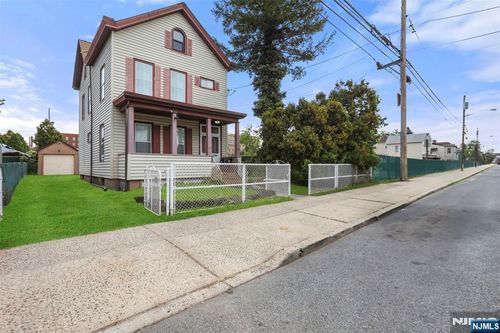 100 Linden St, Passaic, NJ, 07055-2712 | Card Image