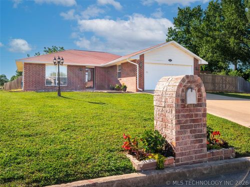 1945 Green Meadows Dr, McAlester, OK, 74501-3239 | Card Image