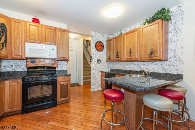 17 Suzanne Dr, Townhouse with 3 bedrooms, 3 bathrooms and null parking in Flemington NJ | Image 4