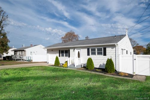 1039 Carll Dr, Bay Shore, NY, 11706-6203 | Card Image