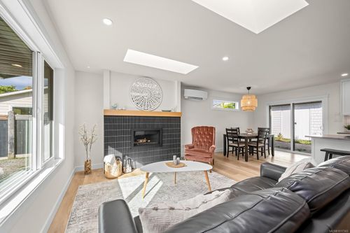 {{alt}} | Card Image