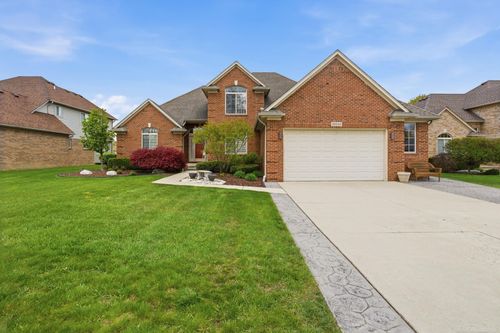 29043 Bay Pointe Dr, Chesterfield, MI, 48047-6018 | Card Image