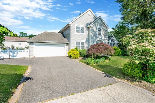 7 Dexter St, Selden, NY, 11784-2273 | Card Image