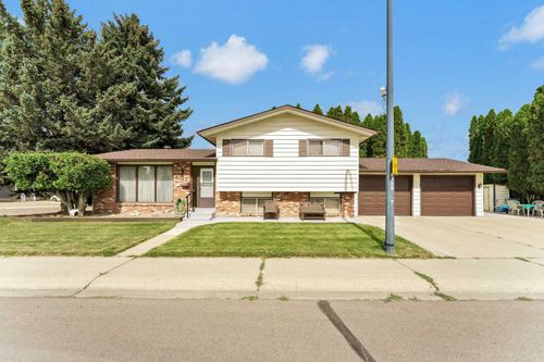 2702 24 St Se, Medicine Hat, AB, T1B1E7 | Card Image