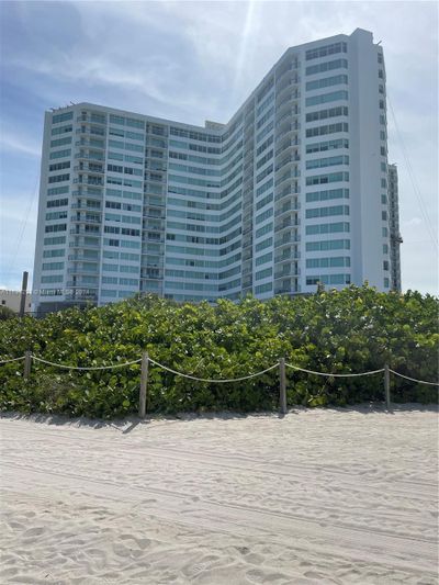 912 - 7135 Collins Ave, Condo with 1 bedrooms, 2 bathrooms and null parking in Miami Beach FL | Image 2