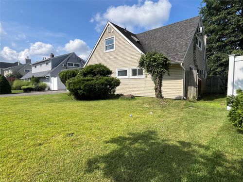 30 Hedge Ln, Westbury, NY, 11590-6552 | Card Image