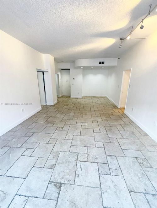 apt-135-20505 E Country Club Dr, Aventura, FL, 33180-3037 | Card Image