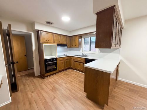 29467 Leemoor Dr, Southfield, MI, 48076-1609 | Card Image