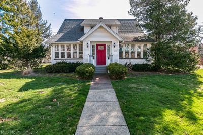 View of front facade featuring a front lawn | Image 1