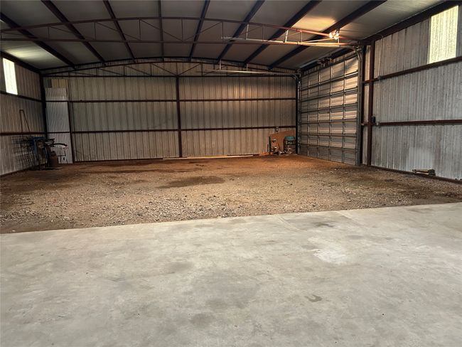 Garage with metal wall | Image 4