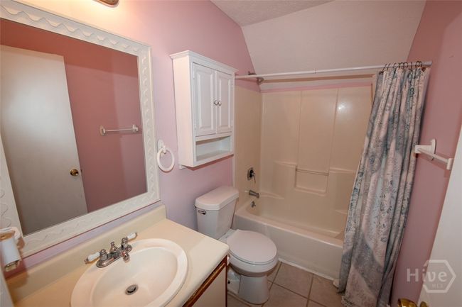 Upstairs Bathroom | Image 27