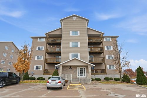 4119 Creek Hill Dr, Bettendorf, IA, 52722-8256 | Card Image