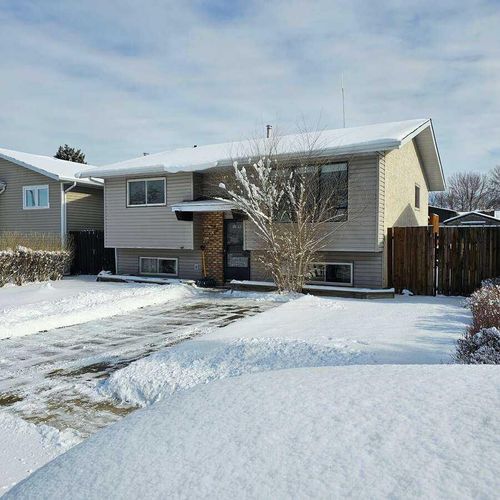 23 Strong Ave Se, Medicine Hat, AB, T1B3E8 | Card Image