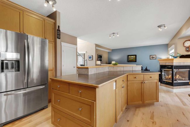 163 Strathridge Place Sw, Home with 3 bedrooms, 3 bathrooms and 4 parking in Calgary AB | Image 9