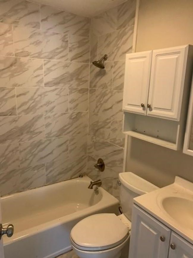 Bathroom with shower / bathtub combination, toilet, and vanity | Image 9