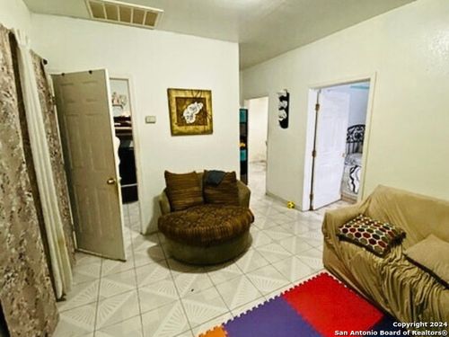 809 4th St, Floresville, TX, 78114-1812 | Card Image