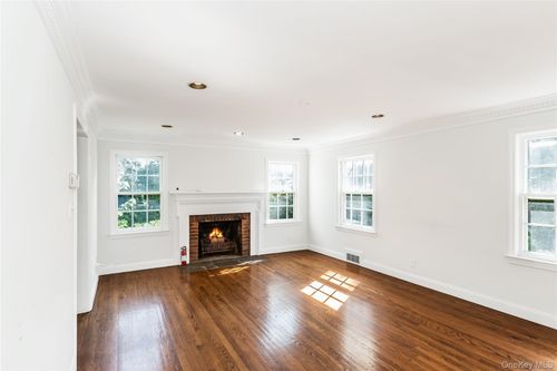 45 Orchard Meadow Rd, East Williston, NY, 11596-2503 | Card Image