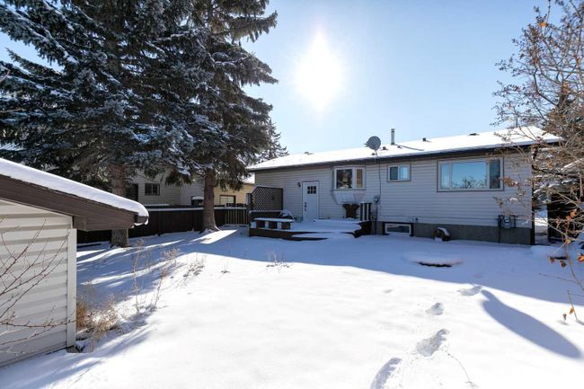 15 Beaconsfield Close Nw, Home with 5 bedrooms, 2 bathrooms and 2 parking in Calgary AB | Image 45