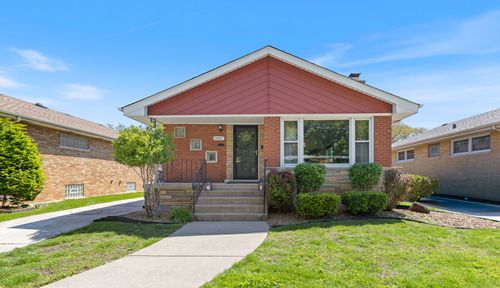 9247 S Ridgeway Ave, Evergreen Park, IL, 60805-1424 | Card Image