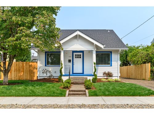 240 E Clarendon St, Gladstone, OR, 97027-2430 | Card Image