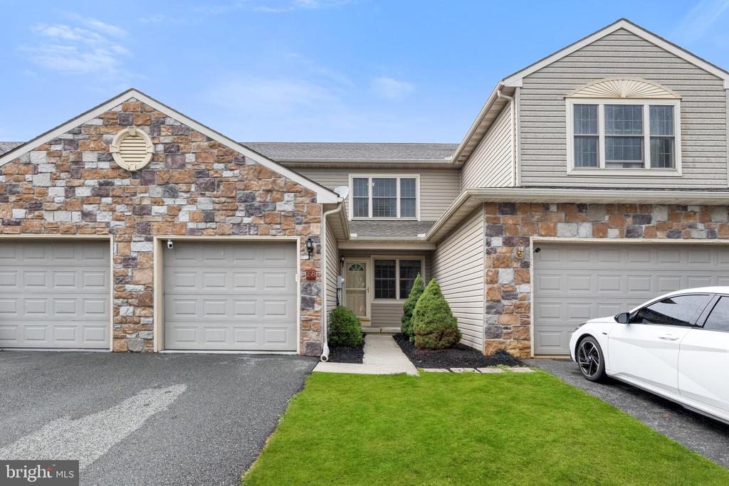 Nicole St, Marietta, PA 17547
