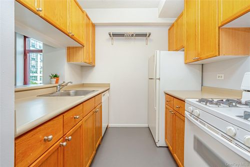 4 48th Ave, Long Island City, NY, 11109-5709 | Card Image