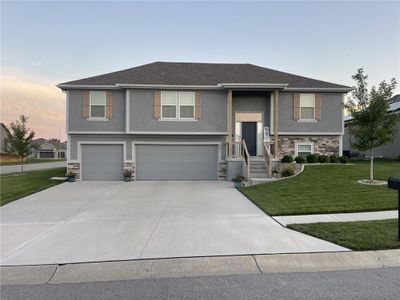 Photo depicts stucco on front elevation, home will actually have lap siding | Image 1