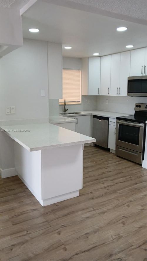 apt-302-8820 Fontainebleau Blvd, Miami, FL, 33172-4440 | Card Image