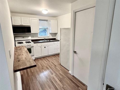 2-28 Davis St, Beacon, NY, 12508-2828 | Card Image