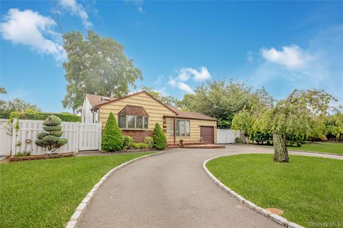 19 Glenda Dr, Babylon, NY, 11704 | Card Image