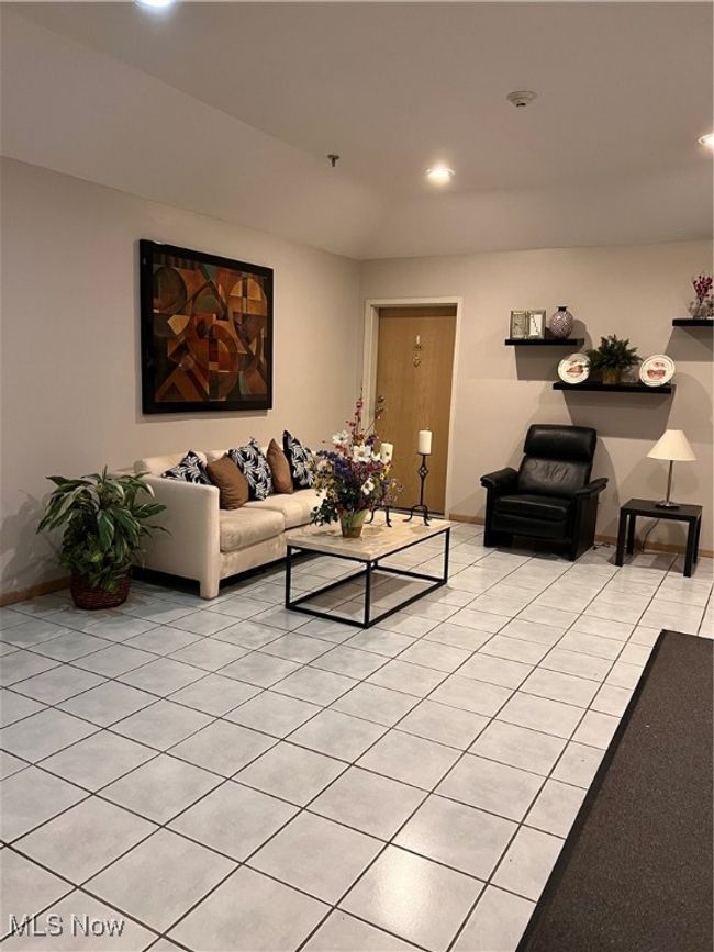 Area near main entrance to socialize | Image 18