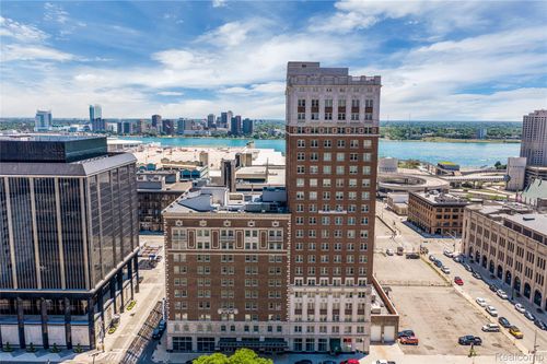 18e-and-19c-525 W Lafayette Blvd, Detroit, MI, 48226-3122 | Card Image