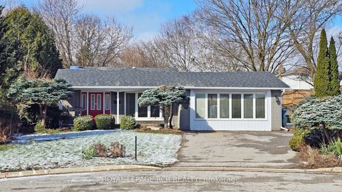 827 Legge Court, Newmarket, ON, L3Y3J1 | Card Image