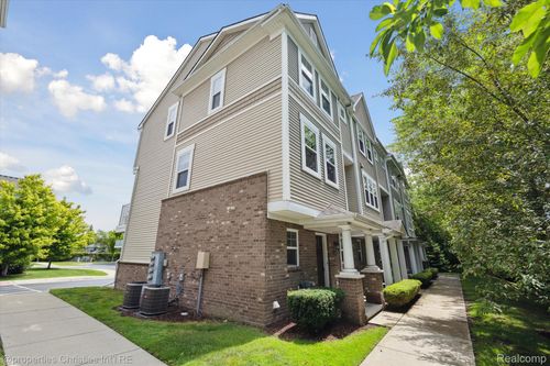 b19-1051 N Sherman Dr, Royal Oak, MI, 48067-2277 | Card Image